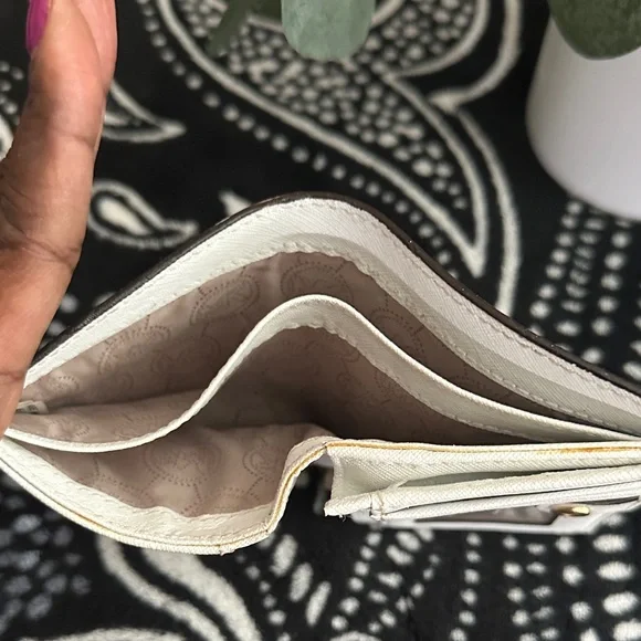 Michael Kors Ivory Card Holder - Picture 3 of 4